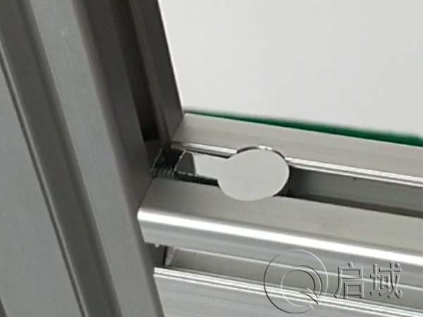 內置連接件放入內置孔